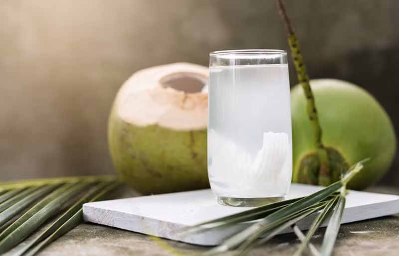 Nước dừa có chứa đầy đủ các chất điện giải giúp bổ sung chất lỏng cho cơ thể. Nước dừa cũng giúp tăng cường hệ thống miễn dịch của cơ thể, hỗ trợ chống lại nhiễm trùng và cúm. Ảnh: Internet. 