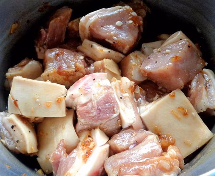 Bi kip lam mon thit kho tau “chinh phuc” thu mon Tien Dung-Hinh-2