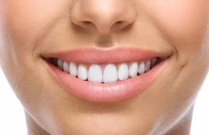 Răng yếu hơn, ít nhạy cảm hơn. Điều này xảy ra vì ngà răng, một mô bị vôi hóa phát triển khi thời gian trôi qua. Độ nhạy cảm giảm khiến bạn khó nhận ra răng của mình có vấn đề gì. Vì vậy, bạn nên đến thăm nha sĩ thường xuyên.