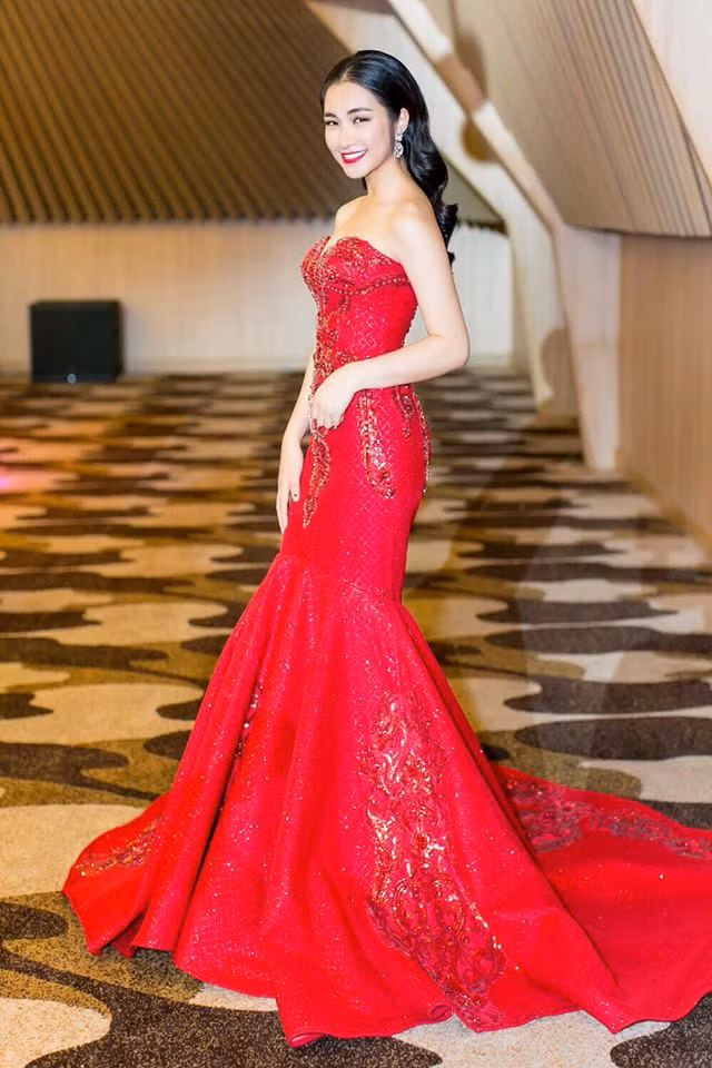 Thời trang đi sự kiện của Hòa Minzy cũng trở nên gợi cảm và nữ tính hơn.