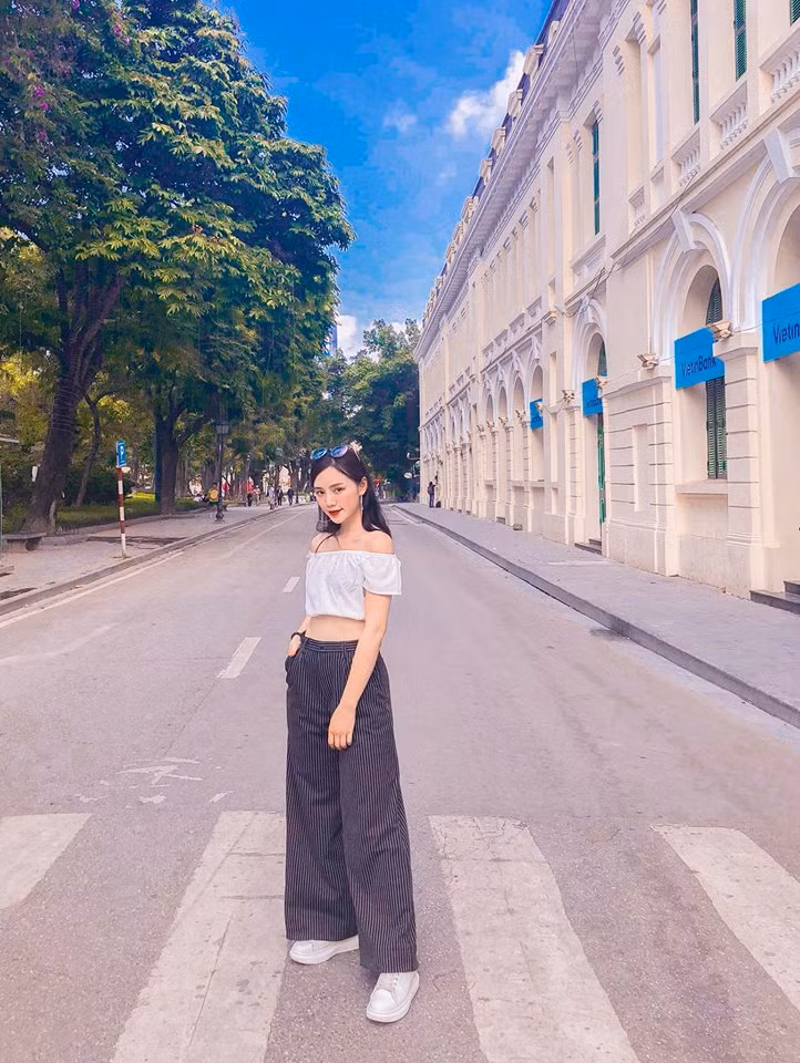 Style xuống phố của nữ diễn viên cũng khá táo bạo. Chiếc áo trễ vai hở rốn giúp cô khoe vòng eo con kiến và quần sọc giúp tăng chiều cao.