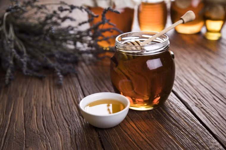 Mật ong: Phương thuốc chữa cảm cúm này có tác dụng giảm ho và nếu uống trước khi đi ngủ có thể dẫn đến giấc ngủ ngon hơn.