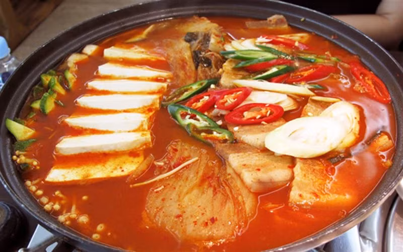 Cach nau lau kim chi chuan ngon xi xup ngay dong lanh gia