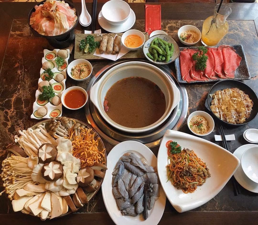 Lẩu gà nấm không chỉ ngon mà còn bổ dưỡng. Thưởng thức món thịt gà mềm ngon cùng những loại nấm hơi giòn giòn, mùi thơm đặc trưng, nhâm nhi chút nước lẩu nóng hổi thật là tuyệt. Ngoài ra, còn có nhiều kiểu lẩu gà khác để bạn lựa chọn tùy theo khẩu vị bản thân như lẩu gà kiểu Thái, lẩu gà kiểu Nhật...Ảnh: Internet.