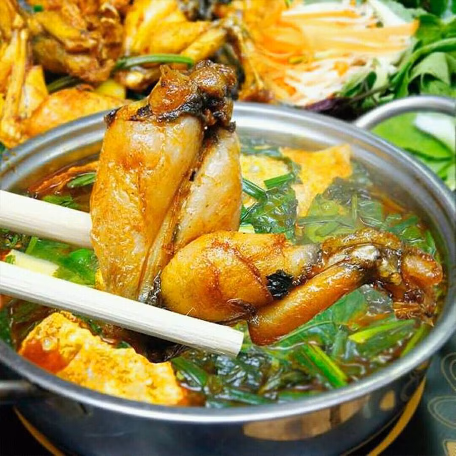 Nếu yêu thích món lẩu ếch bạn nên thưởng thức những món ăn này để có thể cảm nhận được hương vị khác nhau từ một loại nguyên liệu của món lẩu. Giá một nồi lẩu ếch khoảng 400.000 đồng tại các quán ở Phố Lò Đúc, Phó Đức Chính, Ngô Thì Nhậm…Ảnh: Internet.