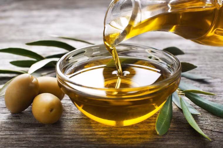 Thêm dầu ô liu: Dầu ô liu chứa các chất chống oxy hóa polyphenol mạnh giống như nhiều loại trà. Polyphenol có thể bảo vệ chống lại một số bệnh ung thư như ung thư vú và ruột kết. Một nghiên cứu chỉ ra rằng những người thường xuyên tiêu thụ dầu ô liu ít có khả năng phát triển bệnh tim.