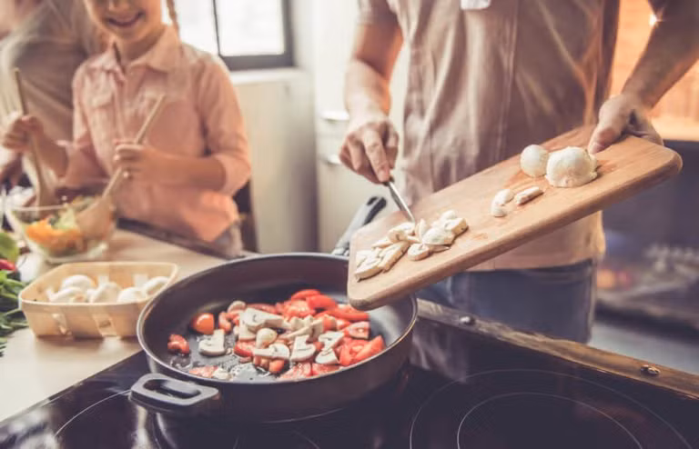 Tự nấu ăn: Thay vì ngày nào cũng ra ngoài ăn, các bạn nên tự nấu ăn ở nhà nhiều hơn. Ngoài việc rèn kỹ năng cho bản thân thì tự nấu ăn là một trong những cách tốt nhất để bảo vệ sức khoẻ bởi như vậy thì chúng ta sẽ kiểm soát được số lượng và chất lượng thực phẩm mình ăn. Ảnh: RD.