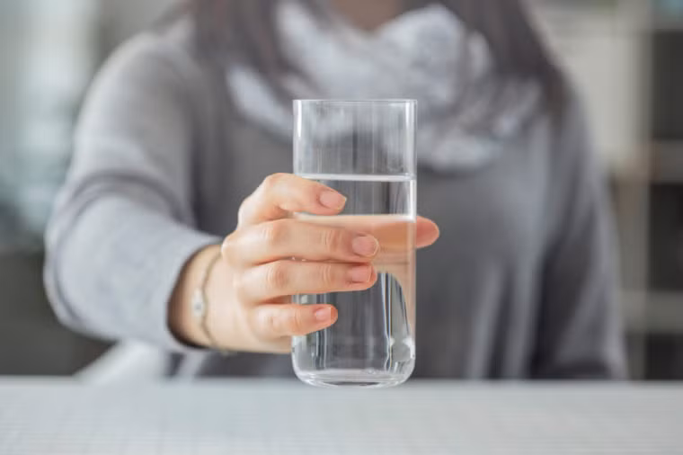 Uống đủ nước: Một người trưởng thành cần cung cấp đủ 2 - 2,5 lít nước mỗi ngày. Ngoài việc đảm bảo lượng nước cần thiết thì đây còn là cách đơn giản để lọc bỏ độc tố ra khỏi cơ thể và cũng giúp ngăn ngừa táo bón.
