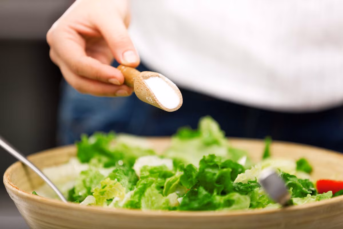Ngoài ra, quá nhiều muối có thể dẫn đến sự thay đổi trong các tế bào gan liên quan đến xơ hóa. Vì vậy, cần giảm lượng muối trong bữa ăn của bạn.