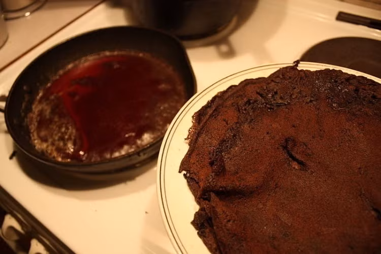 Bánh Blodplättar được đánh giá giống với bánh pudding nhưng mỏng vỏ và giòn hơn.