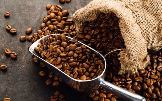 Cà phê: Độ ẩm trong tủ lạnh có thể gây ra sự tích tụ hơi nước trong các hạt cà phê, làm mất đi mùi vị vốn có của cà phê. Cách tốt nhất là bảo quản cà phê trong các hộp kín ở nhiệt độ phòng.