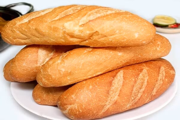 Bánh mì: Khi để trong tủ, bánh mì sẽ hút không khí lạnh trong tủ, hoặc sẽ bị ỉu và thay đổi mùi vị, hoặc sẽ bị khô, cứng lại. Cách bảo quản bánh mì tốt nhất là để trong một chiếc túi có lỗ thoát khí ở không gian phòng bình thường sẽ được lâu hơn bảo quản trong tủ lạnh.