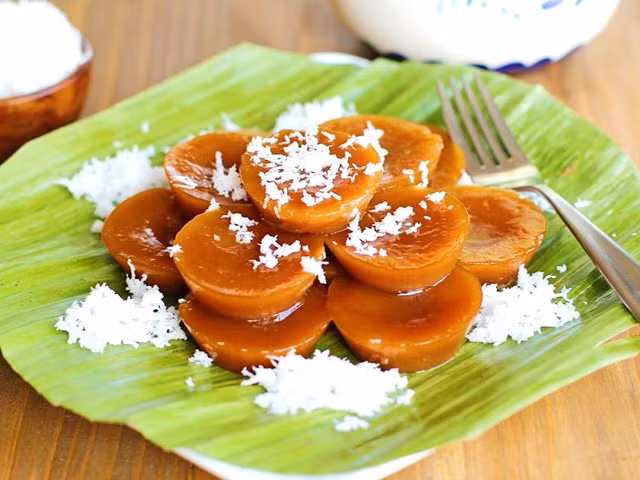 Đây là món bánh ở Philippines cũng rất phổ biến trong đời sống người dân. Khi thưởng thức thì người Philippines sẽ ăn cùng với một ít dừa nạo sợi béo ngậy.