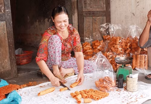 Bánh đa gấc Kẻ Sặt: Món quà quê này trở thành đặc sản nức tiếng được nhiều người yêu thích bởi bí quyết làm bánh gia truyền cũng như cách làm tỷ mỷ, chất lượng của những nghệ nhân làm bánh. Ảnh: Internet.