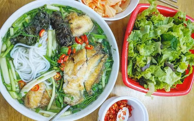 Bún cá rô đồng thì có thể tìm thấy khắp mọi nơi nhưng bún cá rô đồng Hải Dương ngon hơn nhiều nơi khác bởi cách chế biến nước dùng và thịt cá thơm ngon. Cá rô đồng tươi sau khi được chọn lựa kỹ, được đưa về làm sạch, luộc gỡ thịt và xương riêng. Ảnh: Cooky.