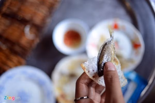 Ăn cá nguyên con, còn ruột bạn mới cảm nhận được cái dai dai, ngọt bùi xen lẫn chút đắng của mật cá. Ảnh: Zing.