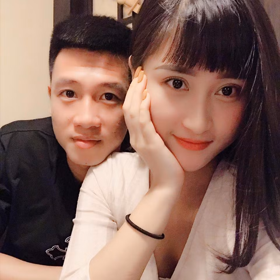 Người yêu chàng tiền vệ Huy Hùng tên là Nguyễn Thùy Dương, 23 tuổi. Cô nàng sở hữu gương mặt xinh xắn, gu thời trang sành điệu không thua kém gì hot girl.