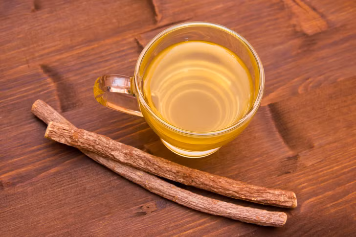 Xi-rô Echinacea, mật ong, gừng và cam thảo: Mật ong và gừng cũng có thể được sử dụng kết hợp với cam thảo và rễ echinacea. Thành phần gồm 4 chén nước, 1/2 chén rễ cam thảo, bóc vỏ và bào chế, 1/2 chén gốc echinacea, bóc vỏ và bào chế, 1 chén mật ong, 2 muỗng canh hoặc 5 cm một miếng gừng. Đun sôi nước, thêm echinacea, cam thảo và gừng và đun nhỏ lửa trong 45 phút. Sau đó, để nguội và thêm mật ong rồi uống.