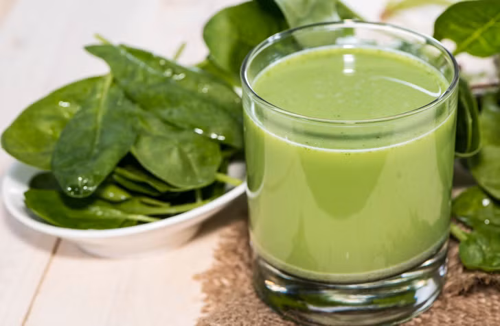Nước ép rau xanh không chỉ chứa nhiều vitamin mà nó còn tăng cường hệ thống miễn dịch. Các loại rau xanh như cải bó xôi, cần tây...chứa rất nhiều vitamin và khoáng chất bao gồm vitamin C và chất chống oxy hóa cao giúp cơ thể chống nhiễm trùng và virus.