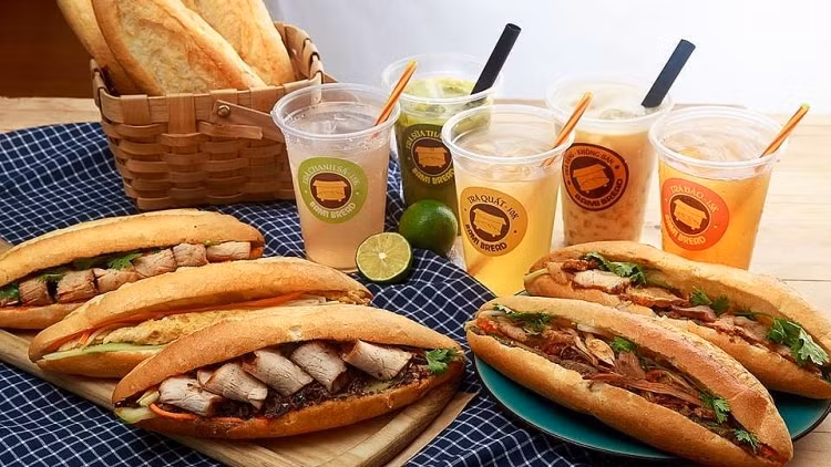 Bánh mì Hội An từng được cố đầu bếp nổi tiếng Anthony Bourdain khen ngợi và là một món ăn hấp dẫn du khách quốc tế.
