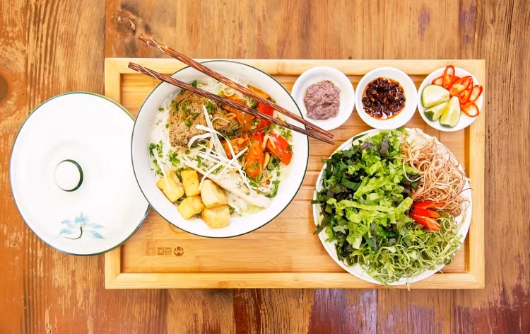 Bún riêu cua được đánh giá là một trong những món ăn Việt Nam ngon nhất và hấp dẫn thực khách với nước dùng được chế từ riêu cua, cà chua. Khi ăn, thực khách ăn kèm cùng rau thơm, hoa chuối, giá đỗ. Giá mỗi bát riêu cua chỉ từ 20.000 - 35.000đ.