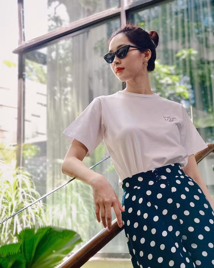 Cô sở hữu vẻ ngoài sang chảnh, thần thái khí chất trong bộ cánh đen trắng đơn giản.