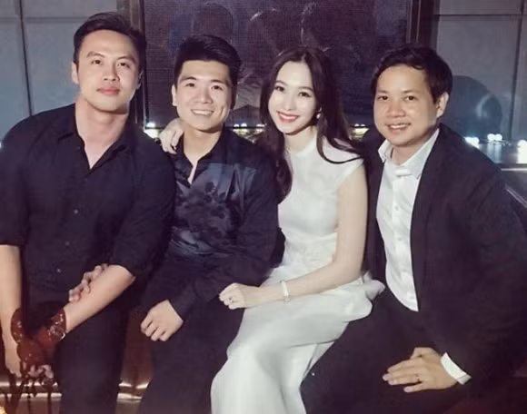 Cô diện váy trắng thanh lịch tôn lên nước da trắng ngần.