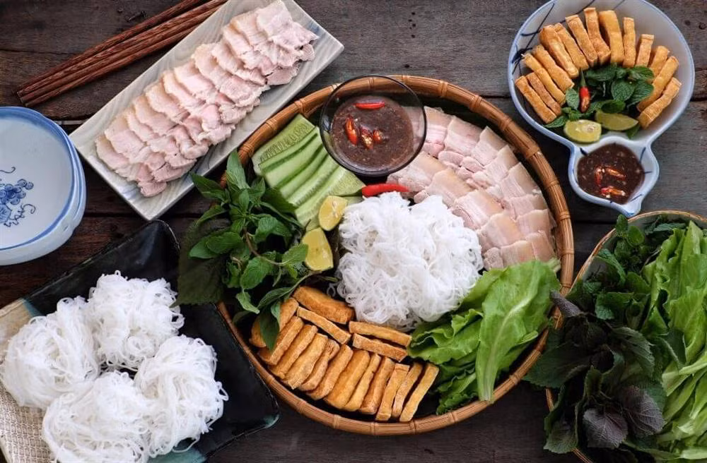 Tro tai lam mon bun dau mam tom khoai khau cua trung ve Tien Dung