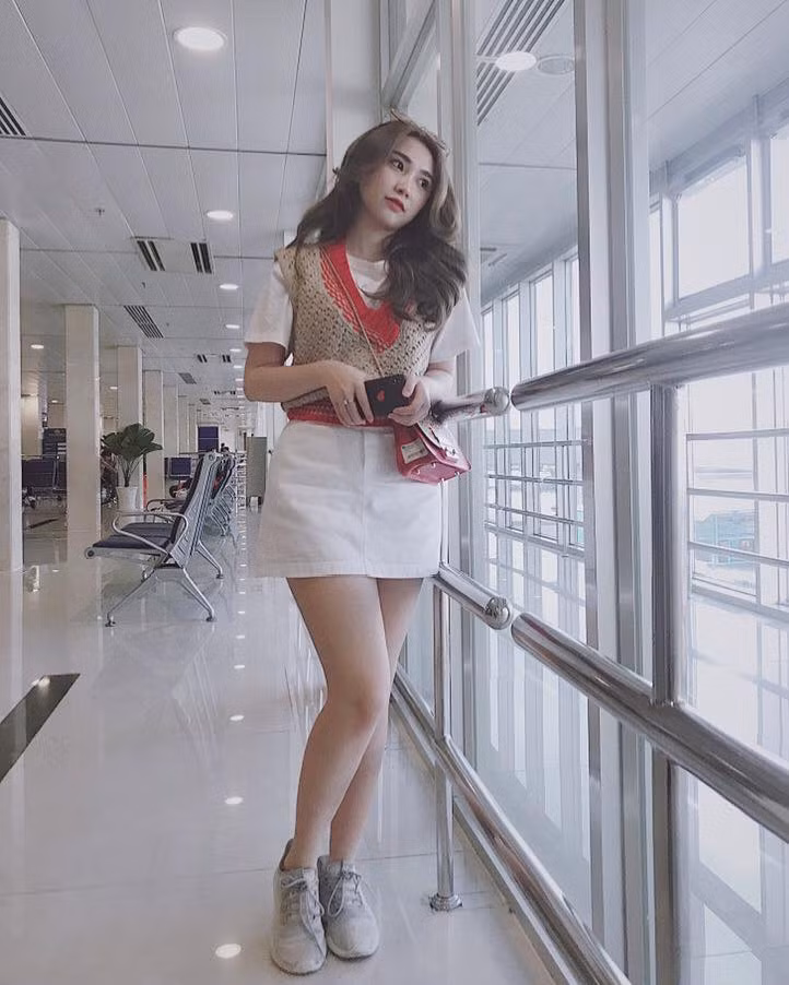 Cô thường xuyên diện những bộ đồ gợi cảm khoe lợi thế hình thể.