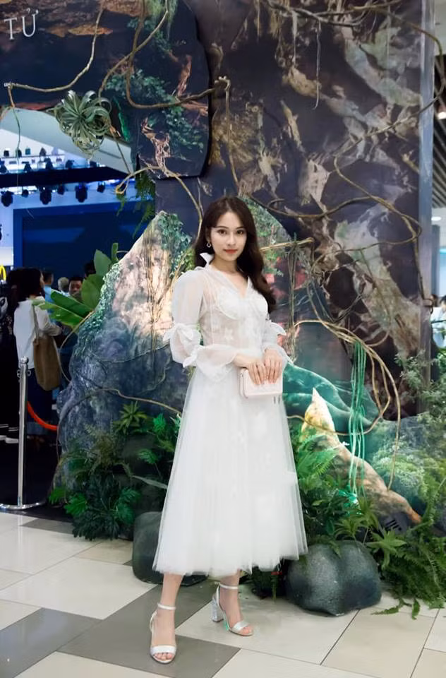Khi đi sự kiện thì cô chọn những trang phục nữ tính như chiếc đầm trắng này.