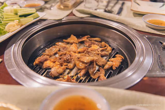 Đồ nướng trong các nhà hàng Triều Tiên chủ yếu là thịt bò, thịt gà được tẩm ướp sẵn. Ảnh: Internet.