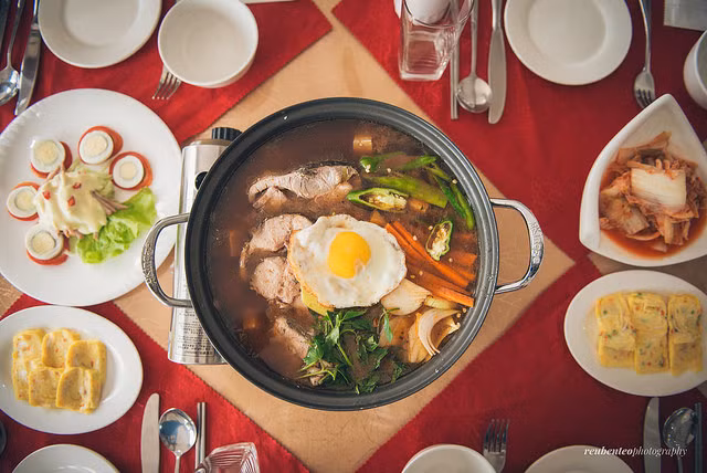 Khi du lịch Triều Tiên, du khách còn được thưởng thức món lẩu cá với các món ăn kèm như trứng rán, kim chi, trứng luộc.