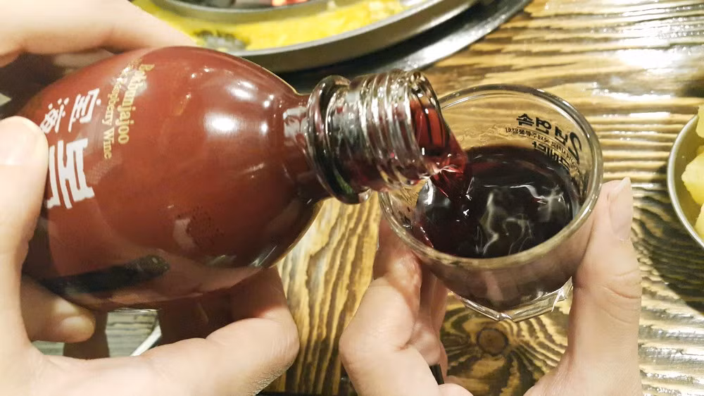 Bokbunjaju được làm từ quả mâm xôi đen của Hàn Quốc và để lên men từ những quả mọng nước. Đây là loại đồ uống lên men với màu đỏ nâu và hương vị ngọt, mọng. Màu đỏ nâu đậm của nó khiến người ta thường hay nói đùa với nhau rằng “sau khi bạn uống thử một ngụm bokbunjaju thì bạn sẽ có một màu son mới tuyệt đẹp”.