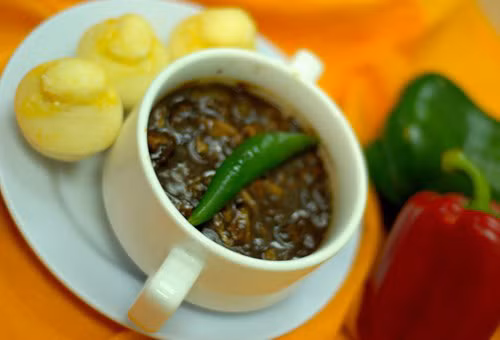 Dinuguan gồm thịt heo với các bộ phận nội tạng như thận, phổi, tim, có thêm tai và mũi được hầm nhừ trong một thời gian khá lâu cùng tiết heo. Món ăn Philippines này không được đánh giá cao về tính thẩm mỹ.