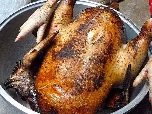Lông gà cũng được loại bỏ với một phương thức khác hẳn bình thường là thui với rơm. Sau khi xong khâu sơ chế, gà được luộc với muối và một ít pate heo. Với cách chế biến như thế, khi thưởng thức, thịt gà thơm, mềm và đậm đà hơn hẳn.