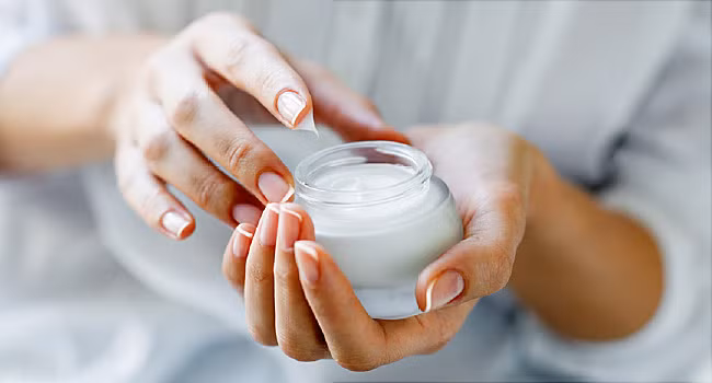 Thay đổi sản phẩm chăm sóc da theo xu hướng: Thói quen làm đẹp này hoàn toàn không nên bởi nó sẽ khiến da sẽ bị áp lực nhiều hơn khi phải thích ứng lại từ đầu với một sản phẩm mới. Tuy nhiên, bạn cần thay đổi sản phẩm theo mùa, ví dụ như trong mùa đông nên dùng kem dưỡng có độ ẩm cao hơn.