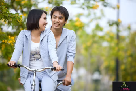 Hình ảnh hai vợ chồng diện đồ đôi cùng đạp xe. Ảnh: Internet.