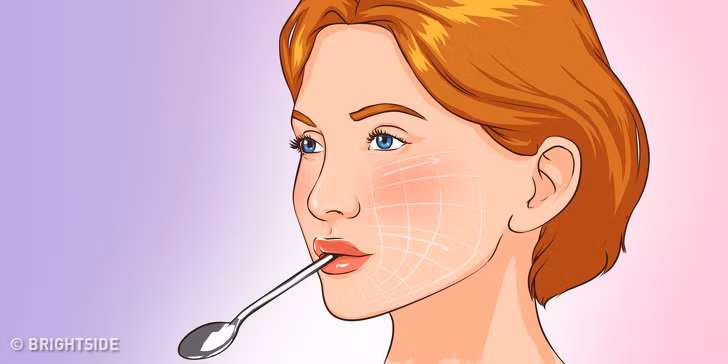  Bài tập “thìa”: Đây là bài tập lý tưởng cho việc nâng cao xương gò má, giảm nếp nhăn. Cách thực hiện: Lấy một muỗng canh sạch sẽ, ngậm giữa môi. Sử dụng hàm, nâng cao muỗng canh. Mỉm cười và giữ nó trong 5 - 10 giây. Rồi thư giãn đôi má 10 giây. Lặp lại 10 lần. Hãy tập bài này mỗi sáng sau khi thức dậy và mỗi tối ngay trước khi đi ngủ.