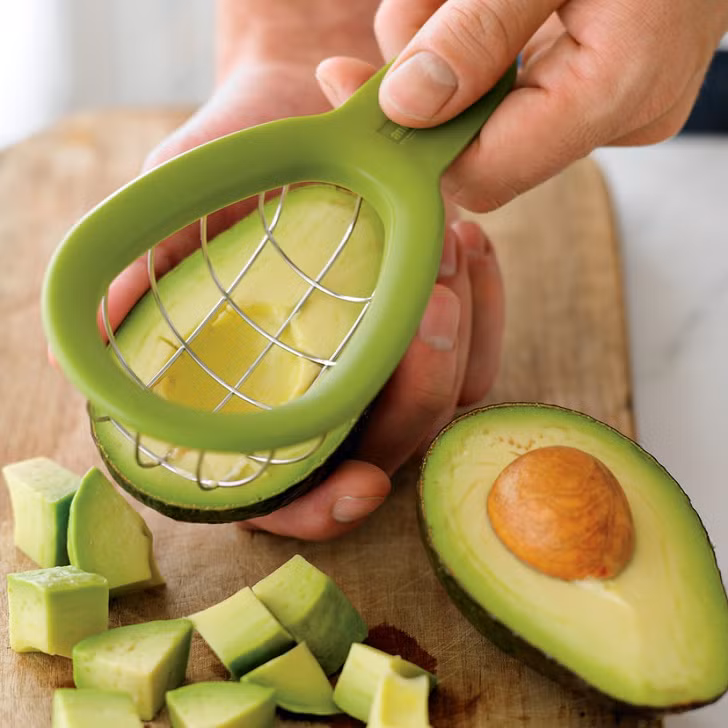  Dụng cụ nhà bếp thông minh giúp bạn gọt bơ làm salad cực nhanh.