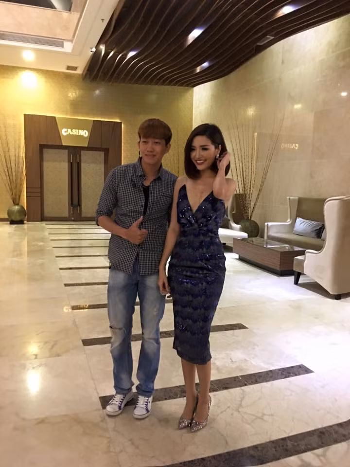 Gần đây, khi đã chán phong cách bánh bèo, cô gây ấn tượng với gu thời trang quyến rũ, gợi cảm hơn nhiều.