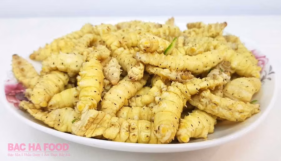 Để tăng dinh dưỡng cho món ăn, chuẩn bị thêm thịt nạc vai thái con chì, nhỏ bằng con tằm, cho vào chảo, đảo kỹ. Mỡ trong thịt tiết ra hết, thịt khô lại, cháy cạnh, vàng đều là được.