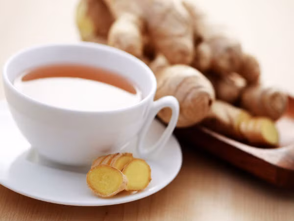 Trà gừng có đặc tính giảm đau, kháng khuẩn và chống viêm giúp chữa lành các bệnh về dạ dày. Lấy một cốc nước sôi thêm một vài thìa bột gừng. Ủ 5 phút và dùng nó với một chút chanh. Uống hai lần một ngày.
