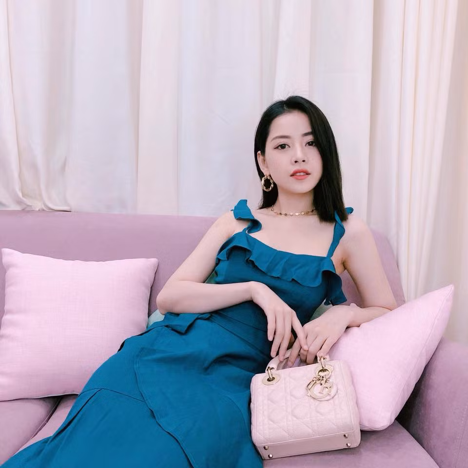 Kiểu váy xanh bánh bèo khá hợp với vóc dáng Chi Pu.