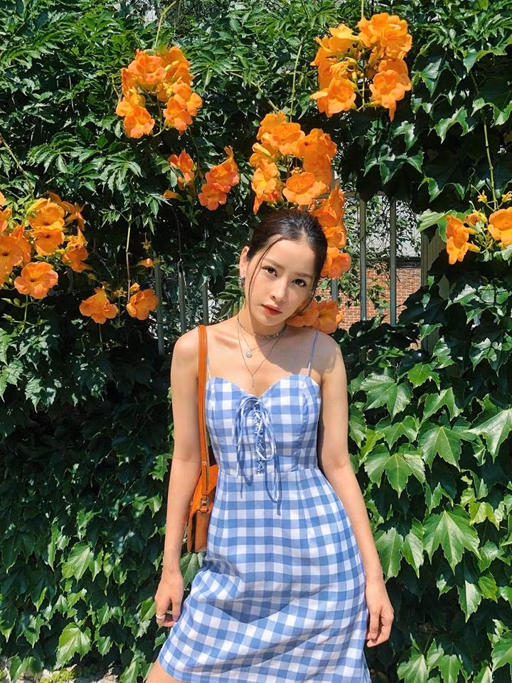 Nhìn gu thời trang trên sân khấu lẫn đời thường của Chi Pu, người hâm mộ không khỏi ngạc nhiên khi thấy nữ ca sĩ rất chăm diện váy.