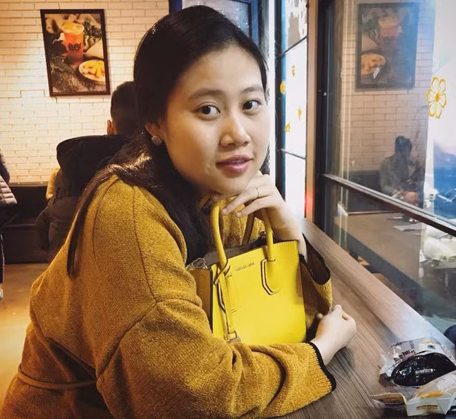 Cô chọn áo vàng phối với túi xách cùng tông sành điệu.