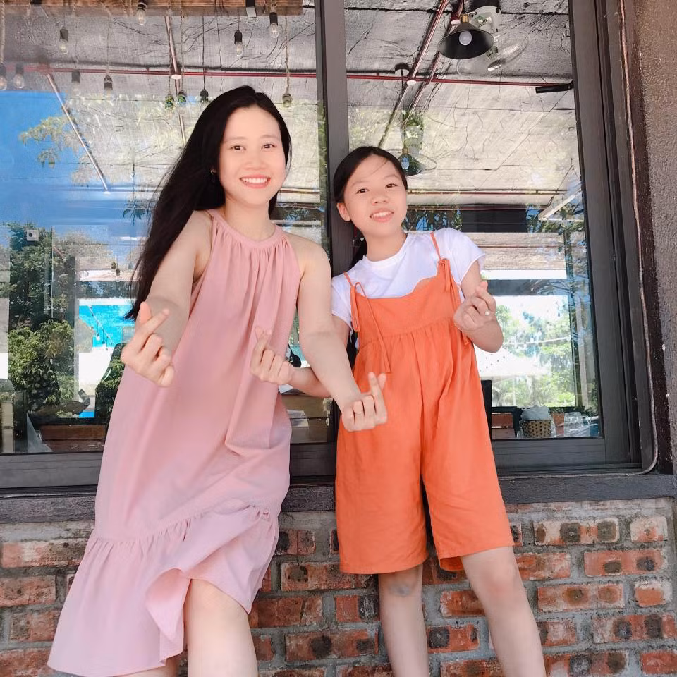 Người đẹp diện váy hồng xuông vô cùng dịu dàng và trẻ trung. Ảnh: FBNV.
