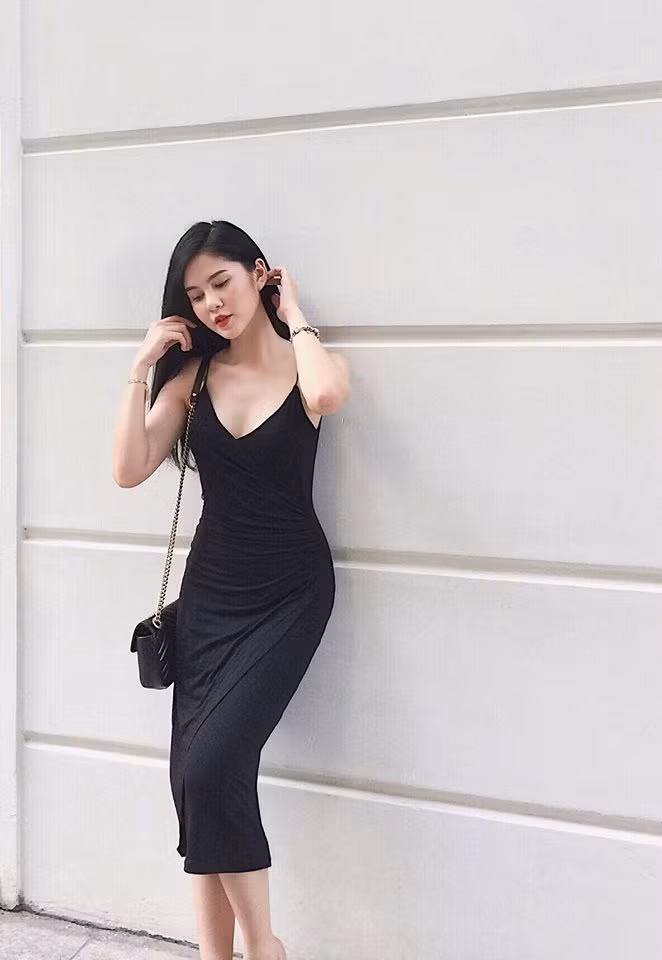 Cô thường xuyên diện những trang phục bó sát để khoe tối đa lợi thế cơ thể. Ảnh: FBNV.