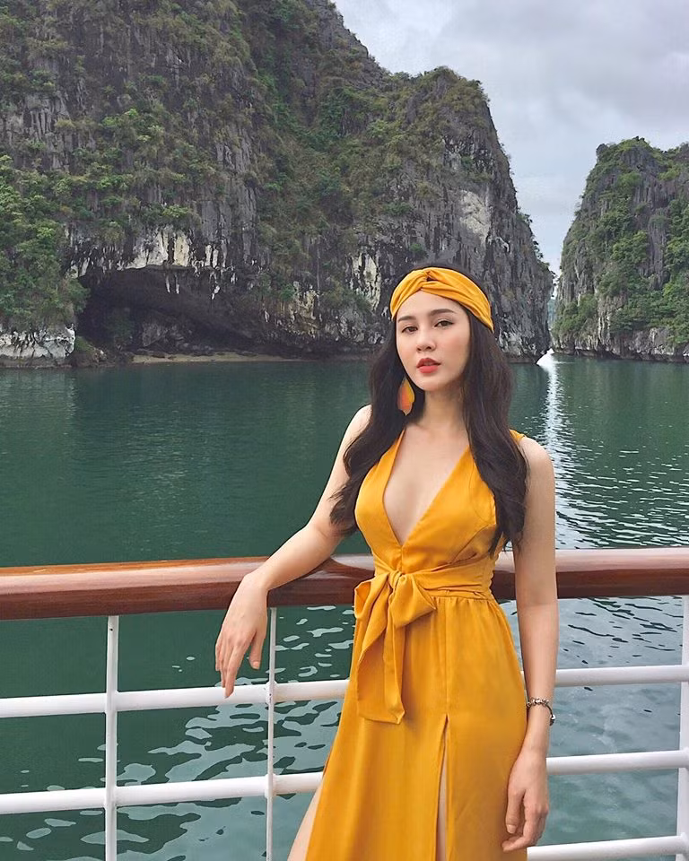 Khi đi du lịch, cô chọn chiếc váy vàng khoét ngực sâu khoe vòng một gợi cảm.