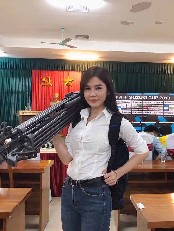 Thu Hoài là một cô gái đa năng, cô vừa đóng phim, vừa kinh doanh và làm thêm công việc MC.