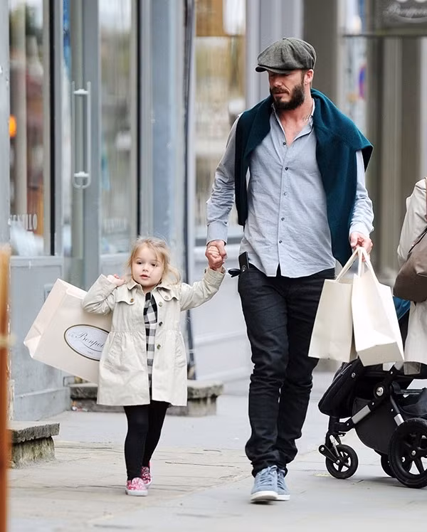 David Beckham đi mua đồ cùng con gái út. Ông bố 4 con luôn đứng thứ hạng cao trong danh sách những người đàn ông mặc đẹp nhất thế giới.
